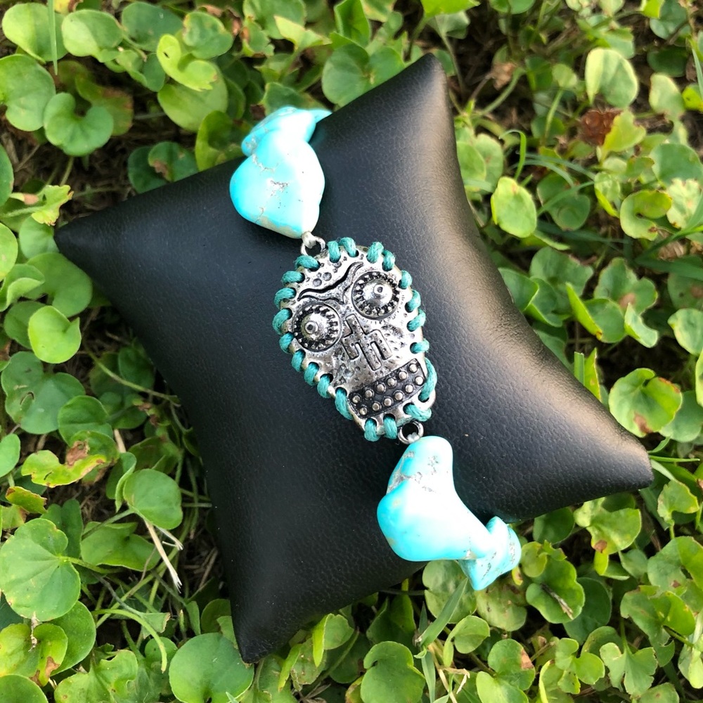 Unisex skull bracelet with turquoise beads